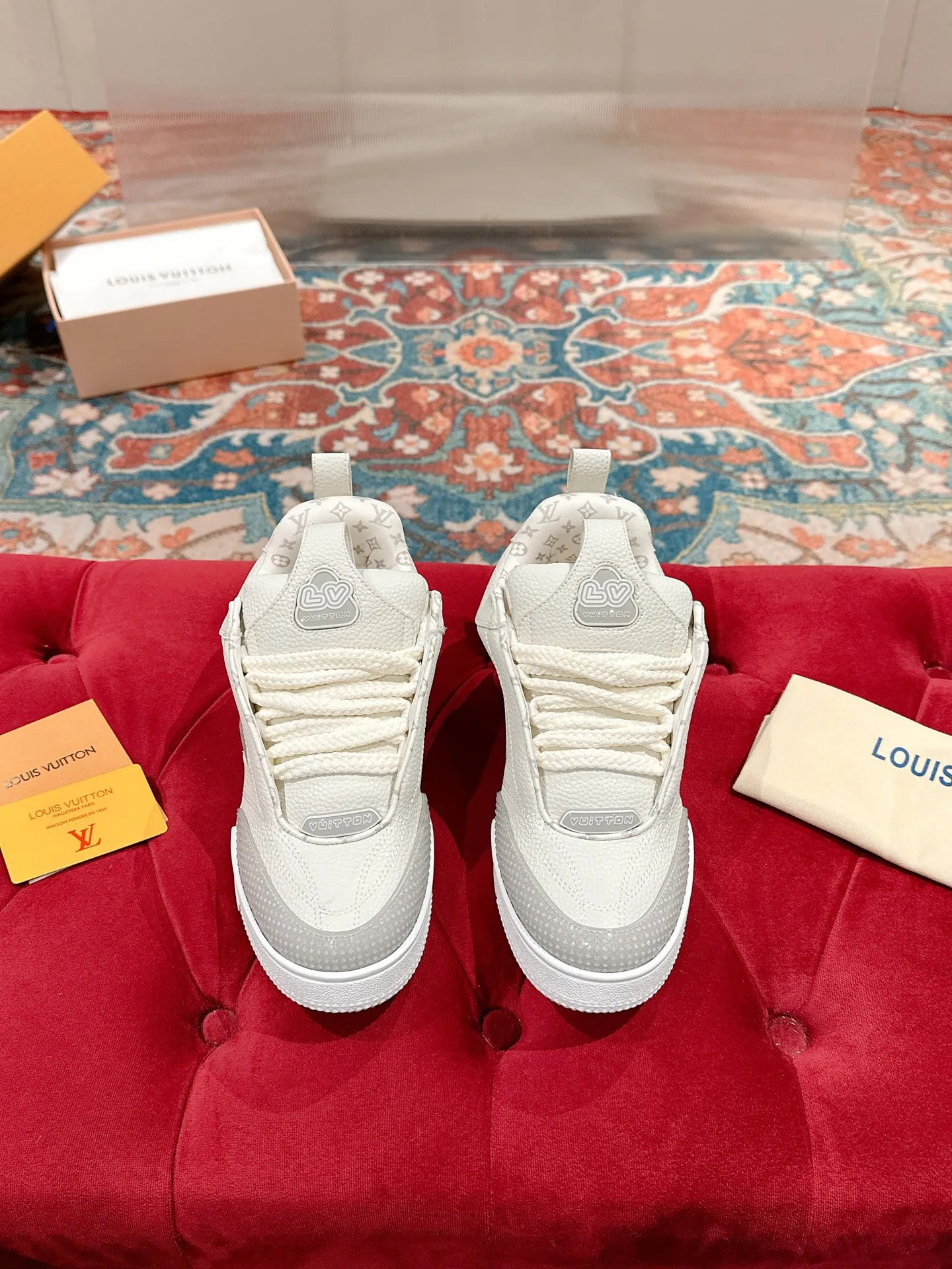 👟👟Ex-factory price 800👟👟 LV donkey brand L SKATE series latest color matching Tariner sneakers four-leaf clover skate shoes couple style retro basketball shoes original purchase development and production This LV Skate sneaker is decorated with colorful details on the grained cow leather shoe body, echoing the leather goods and ready-to-wear series of the season. A gradient Monogram flower blooms on the side of the sneaker. The padded tongue and Mini Monogram fabric-lined collar show the inspiration of skate shoes in the 1990s ▪️Material: original customized first-layer cowhide ▪️Inner lining: imported breathable mesh ▪️Sole: original open-molded non-slip TPU material ▪️Sole thickness: 3.5cm ▪️Size: Female 35-40 Male 39-44 (Female 41, Male 45.46 customized, non-returnable)